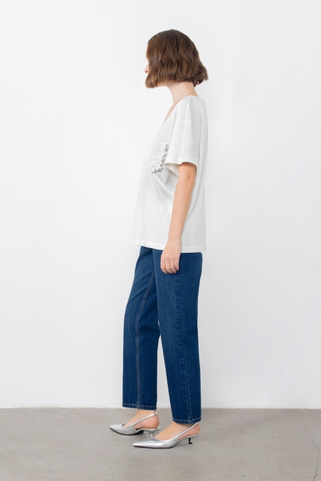 Gizia Embroidered Ecru Tshirt With Lace Pocket Detail. 3