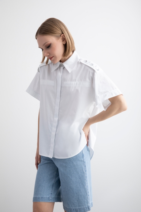 Gizia Apoletli Kristal Taşlı Cep Kontrast Dikiş Detaylı Beyaz Oversize Gömlek. 4