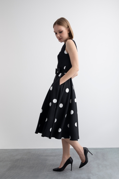 Gizia Sleeveless Polka Dot Patterned Black Midi Length Dress With Wide Collar. 4