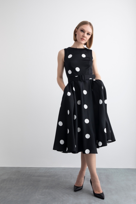 Gizia Sleeveless Polka Dot Patterned Black Midi Length Dress With Wide Collar. 1