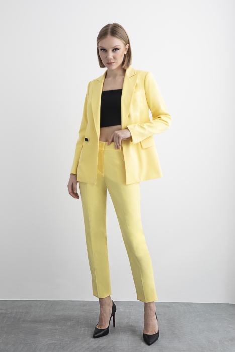 Gizia Havuç Pantolonlu ve Kruvaze Kapamalı Ceketli Sarı Takım Elbise. 4