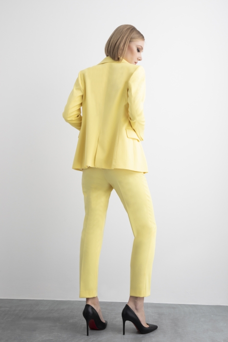 Gizia Havuç Pantolonlu ve Kruvaze Kapamalı Ceketli Sarı Takım Elbise. 5
