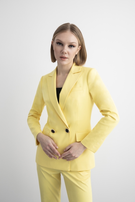 Gizia Havuç Pantolonlu ve Kruvaze Kapamalı Ceketli Sarı Takım Elbise. 1