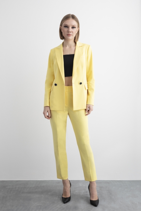 Gizia Havuç Pantolonlu ve Kruvaze Kapamalı Ceketli Sarı Takım Elbise. 2