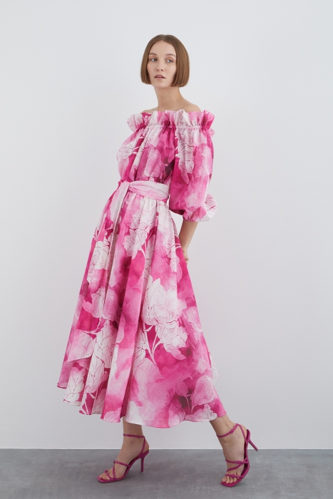 Gizia Pink Dress with Boat Neck Belt and Floral Pattern. 3