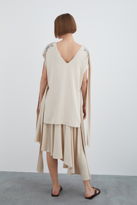 Gizia Asymmetrical Linen Dress With V-Neck. 3