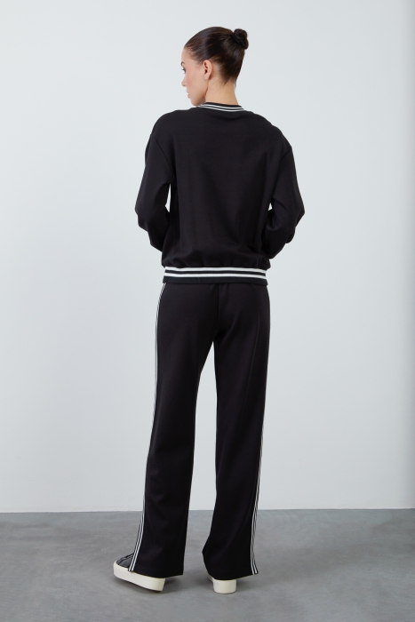 Black Tracksuit with Pants Featuring Slits for Comfortable Fit Gizia