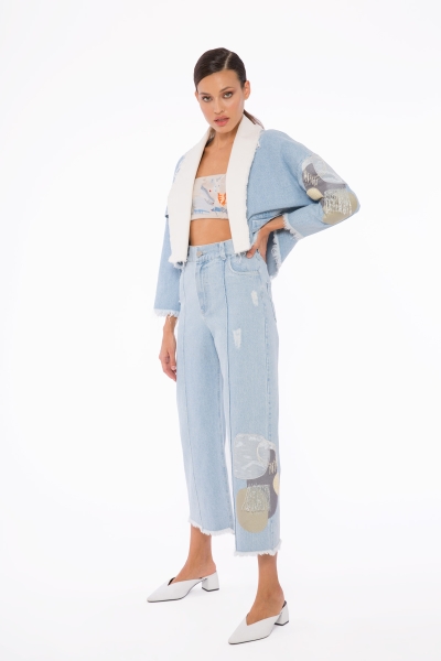 Gizia Ankle-Length Blue Jeans with Embroidery Detail on the Leg. 1 Gizia Ankle-Length Blue Jeans with Embroidery Detail on the Leg. 1