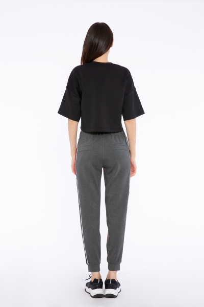 Gizia Applique Embroidery And Embroidery Detailed Short Sleeve Black Crop Top. 1 Gizia Applique Embroidery And Embroidery Detailed Short Sleeve Black Crop Top. 1