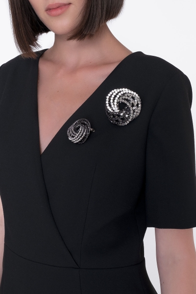 Gizia Brooch Detailed V-Neck Black Long Dress. 4