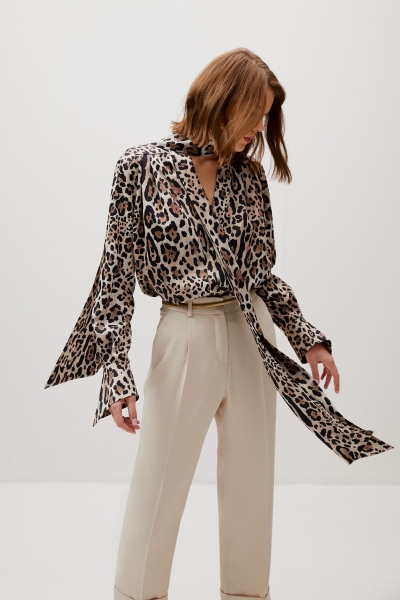 Gizia Collar Tie Detailed Leopard Patterned Blouse. 2