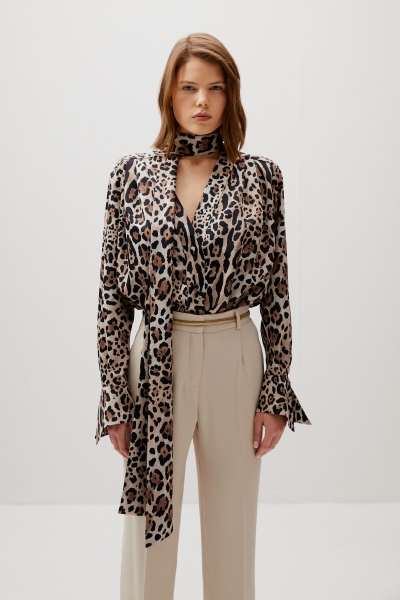Gizia Collar Tie Detailed Leopard Patterned Blouse. 1
