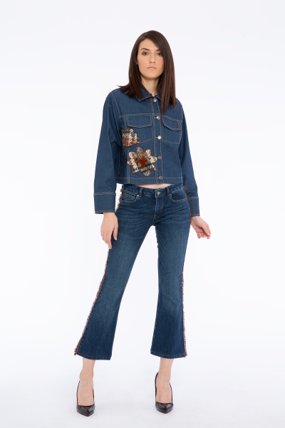 Gizia جاكيت جينز مزين بإضافة الفرو الطبيعي على الرقبة. 3