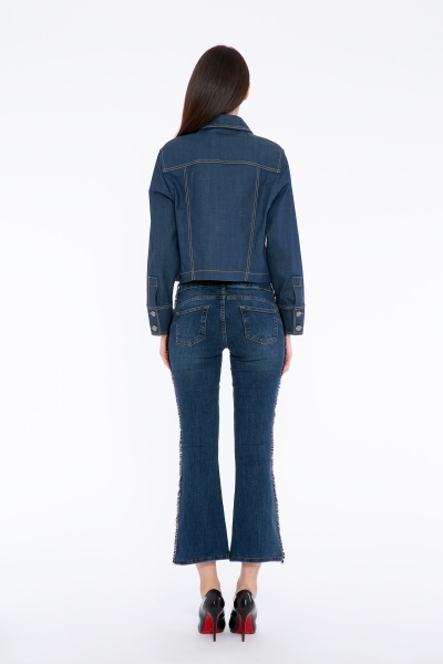 Gizia جاكيت جينز مزين بإضافة الفرو الطبيعي على الرقبة. 1