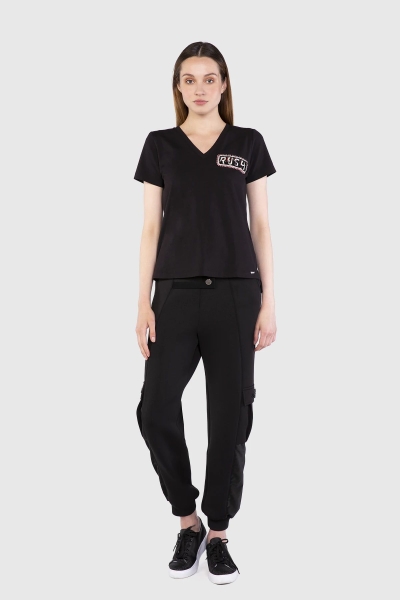 Gizia Embroidered Rim Detail V-Neck Basic Black Tshirt. 2