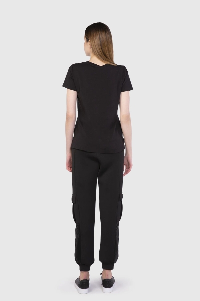 Gizia Embroidered Rim Detail V-Neck Basic Black Tshirt. 1