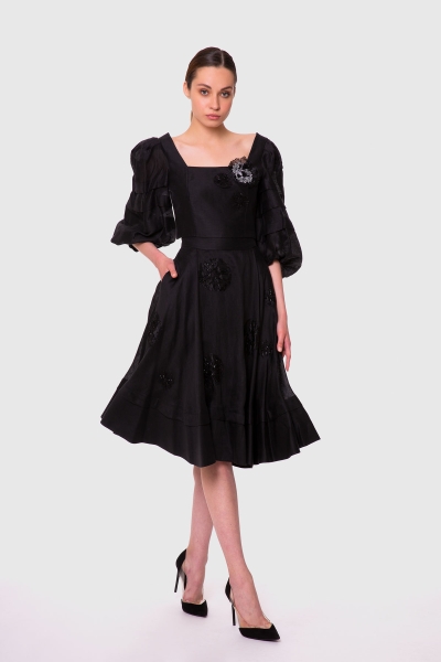 Gizia Embroidery Detailed Black Midi Flared Skirt. 3