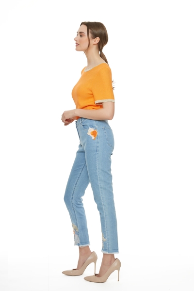 Gizia Embroidery Detailed Straight Leg Jeans. 2 Gizia Embroidery Detailed Straight Leg Jeans. 2