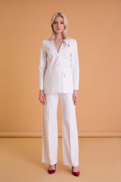 Gizia Floral Brooch Detailed Off-White Blazer Jacket. 4