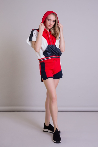 Gizia Red Mini Shorts with Contrast Detail Coat of Arms. 3