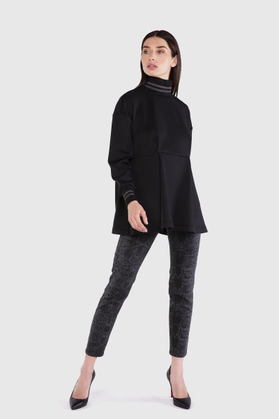 Gizia Turtleneck Back Embroidery Black Sweatshirt. 1