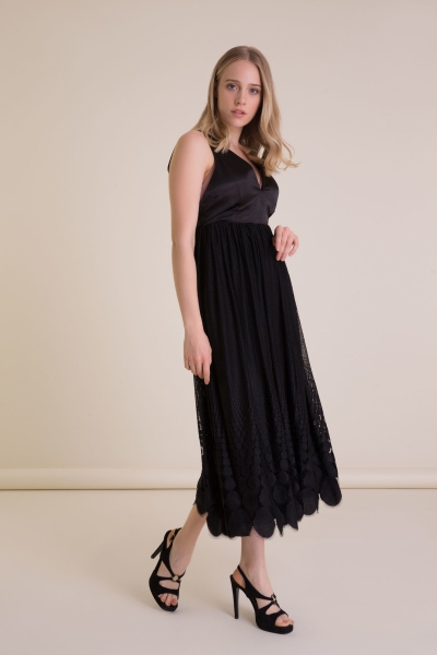 Gizia V-Neck Lace Detailed Black Midi Dress. 2