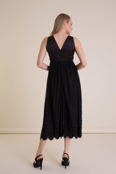Gizia V-Neck Lace Detailed Black Midi Dress. 4