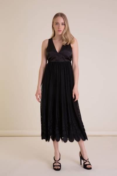 Gizia V-Neck Lace Detailed Black Midi Dress. 3