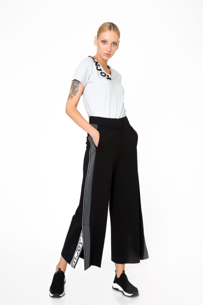 Gizia Şerit ve Yırtmaç Detaylı Siyah Spor Pantolon. 2