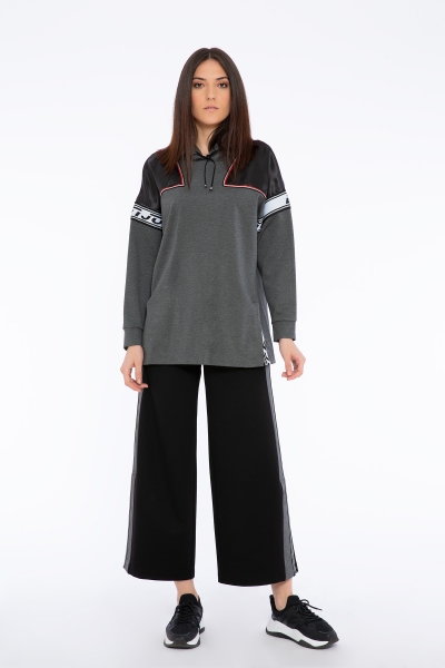 Gizia Transparan Omuz ve Şerit Detaylı Gri Kapüşonlu Sweatshirt. 2