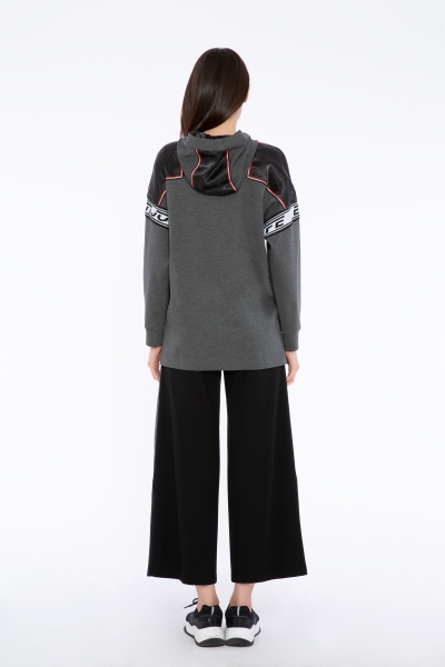 Gizia Transparan Omuz ve Şerit Detaylı Gri Kapüşonlu Sweatshirt. 3