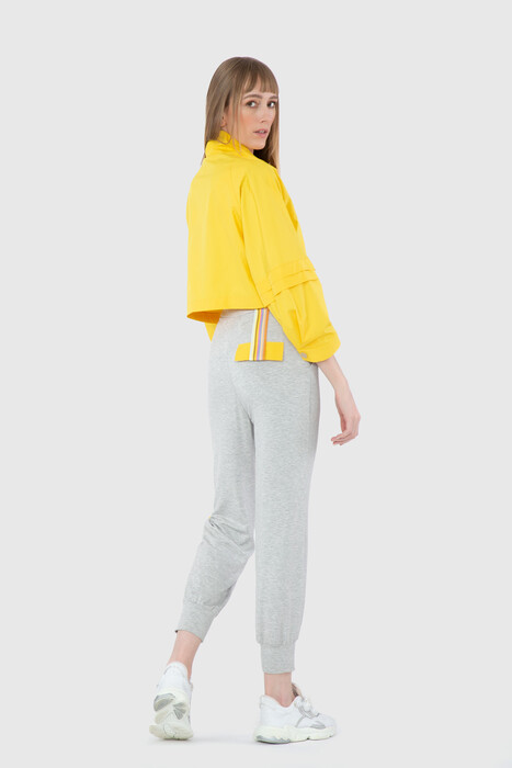 Gizia Raincoat Embroidery Applique Detailed Crop Yellow Sweatshirt. 2 Gizia Raincoat Embroidery Applique Detailed Crop Yellow Sweatshirt. 2
