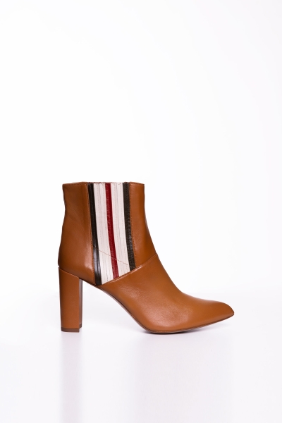 Gizia Side Stripe Detailed Heeled Boots. 2