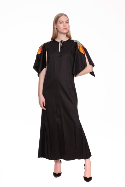 Gizia Kollar Nakış Detaylı Pileli Siyah Poplin Elbise. 1